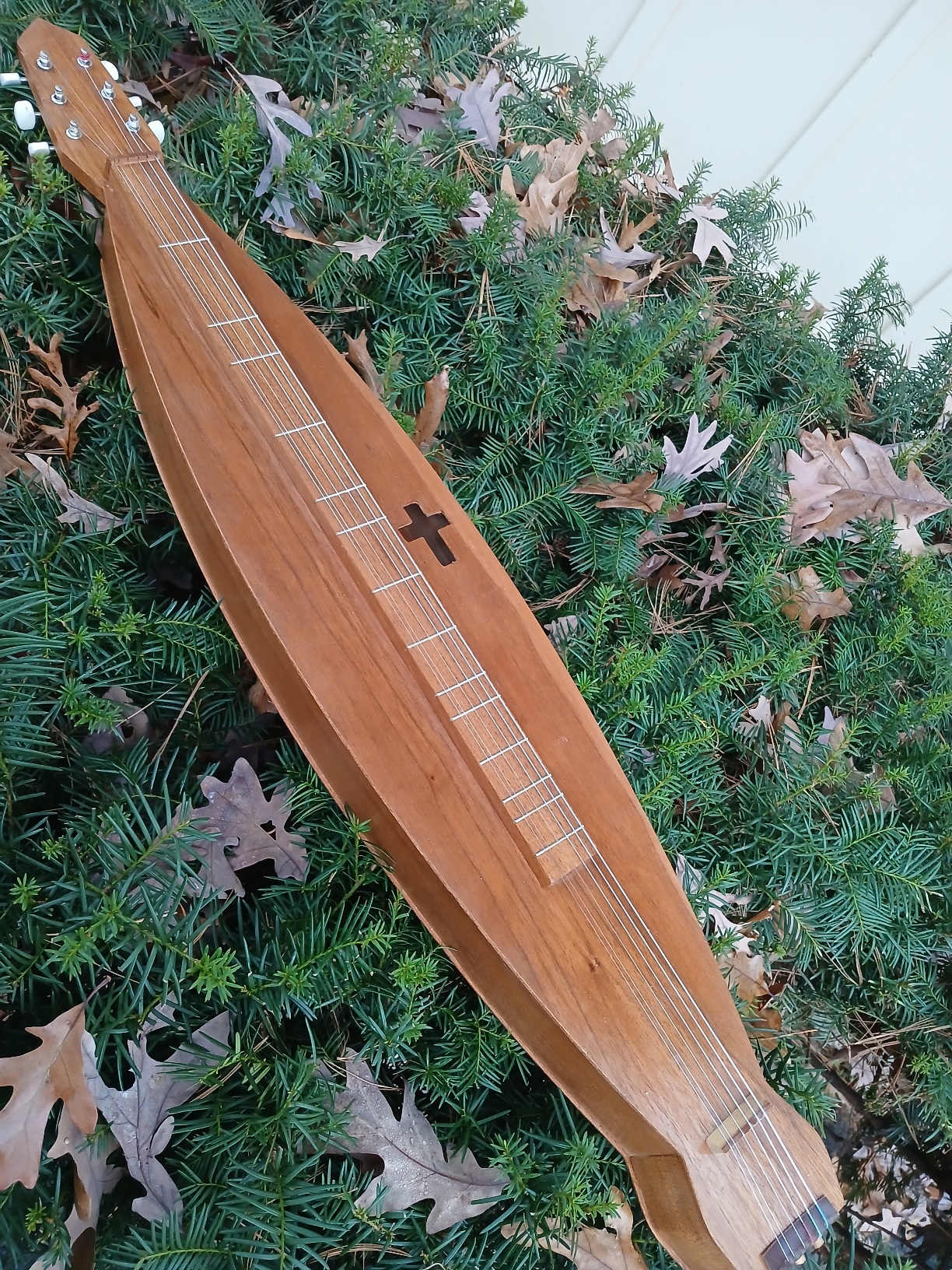 Dulcimer Hughes Rare 6 String from the Revival Period Gorgeous deep body has wonderful rich tones and long sustain 28.5 VSL label dated 1977